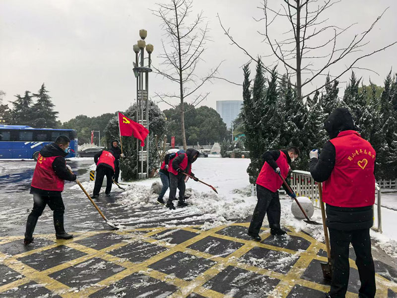 鏟雪除冰現場。