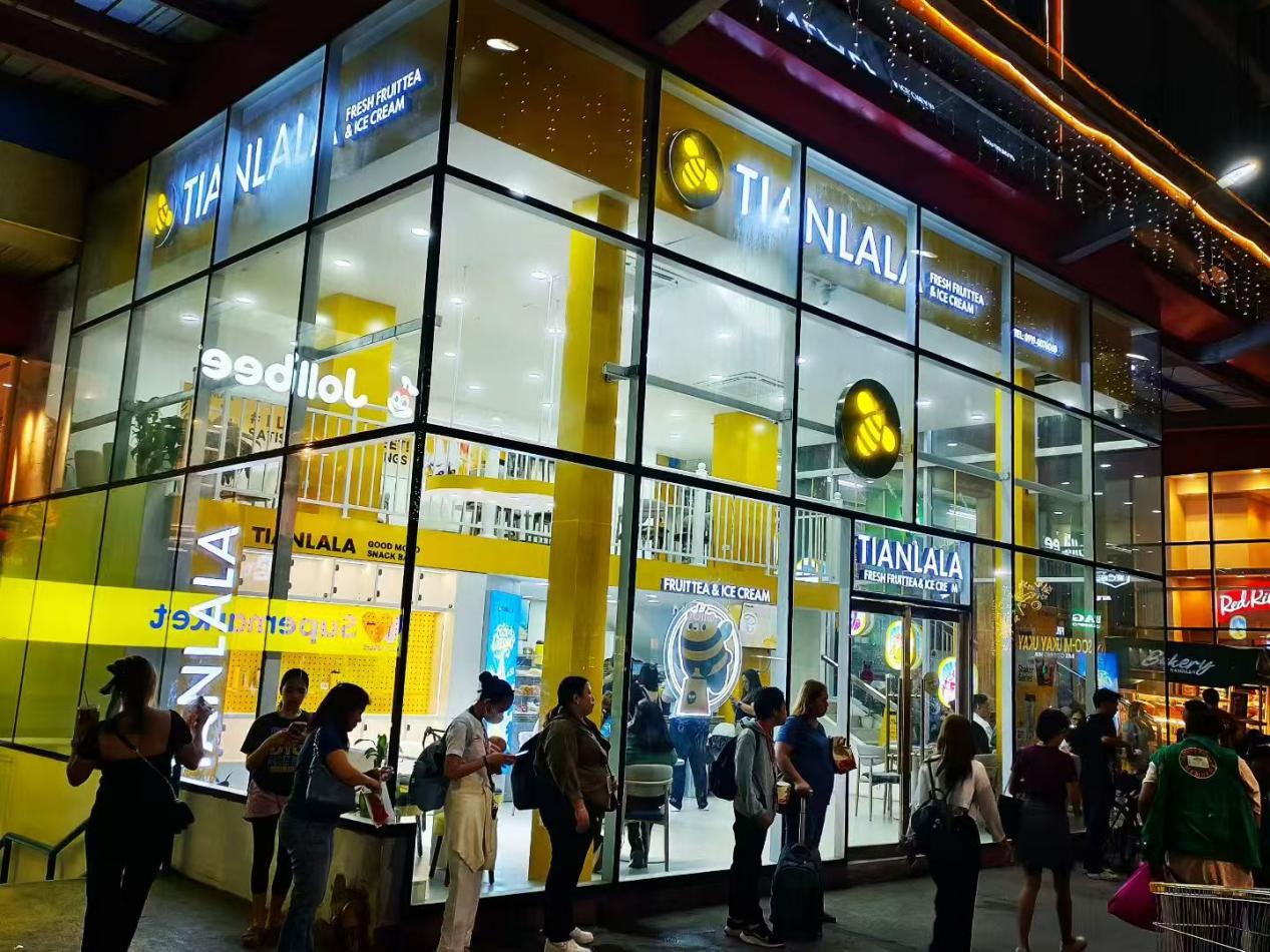 菲律宾一家甜啦啦门店前，顾客在排队。甜啦啦供图