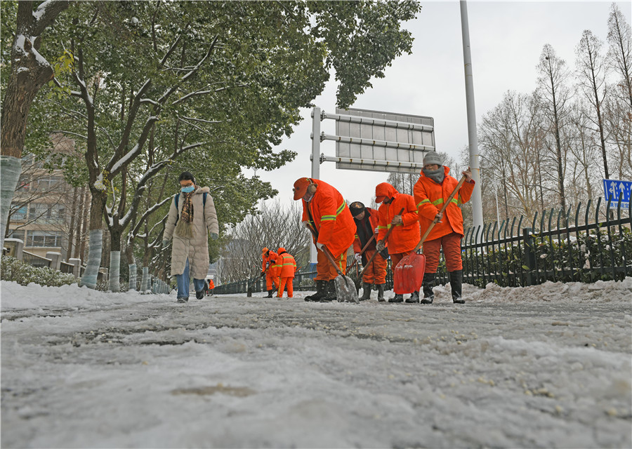 清除冰雪保通暢。