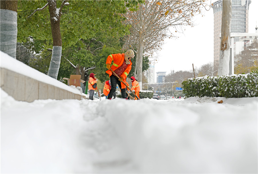 清除冰雪保通暢。