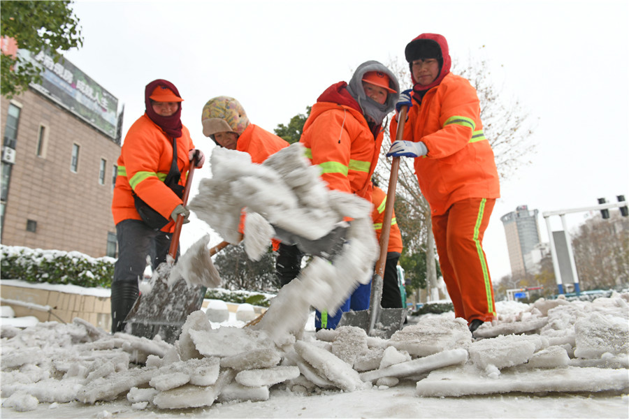 清除冰雪保通暢。