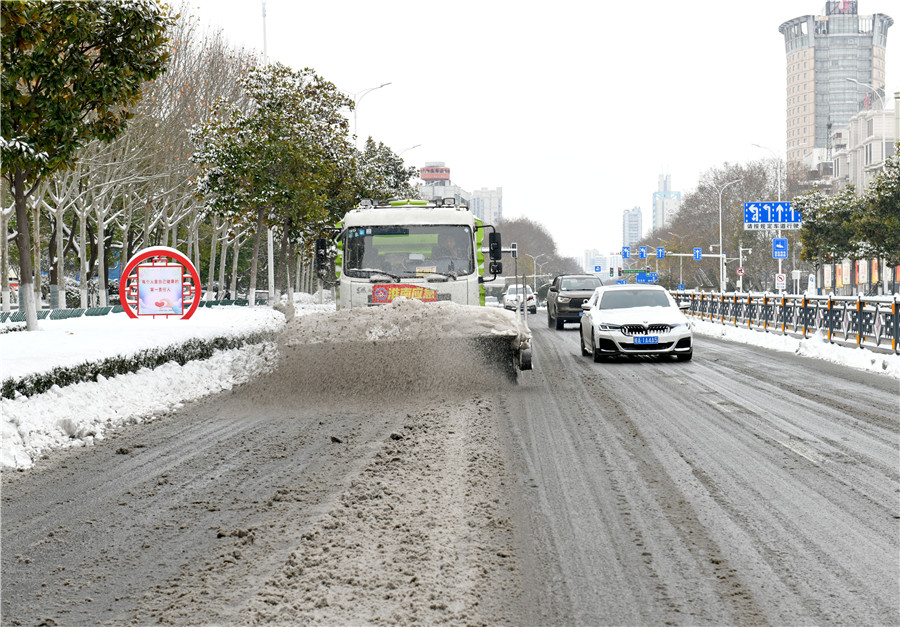 清除冰雪保通暢。