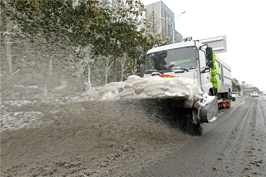 清除冰雪保通暢。