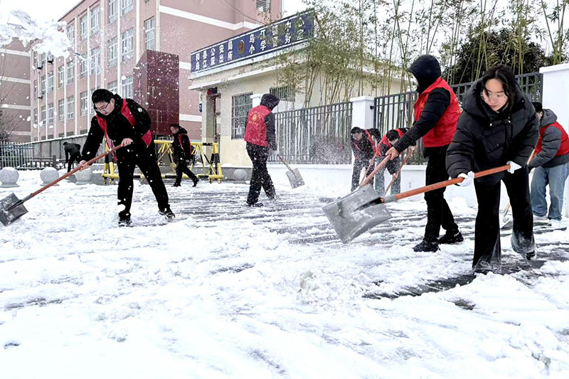 清掃學校門前積雪。