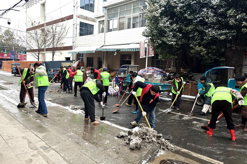 清掃背街小巷積雪。
