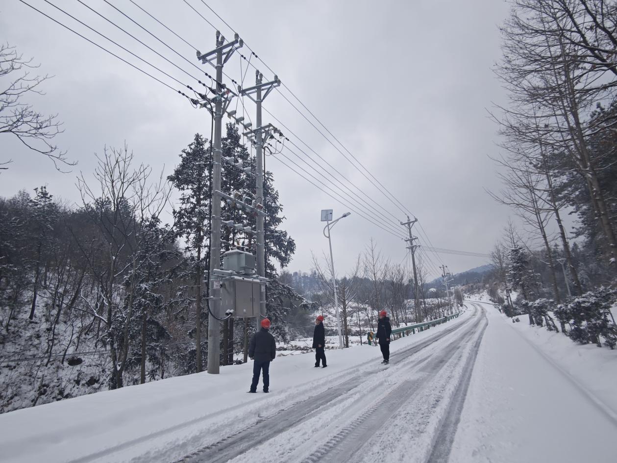 雪天特巡保供電。