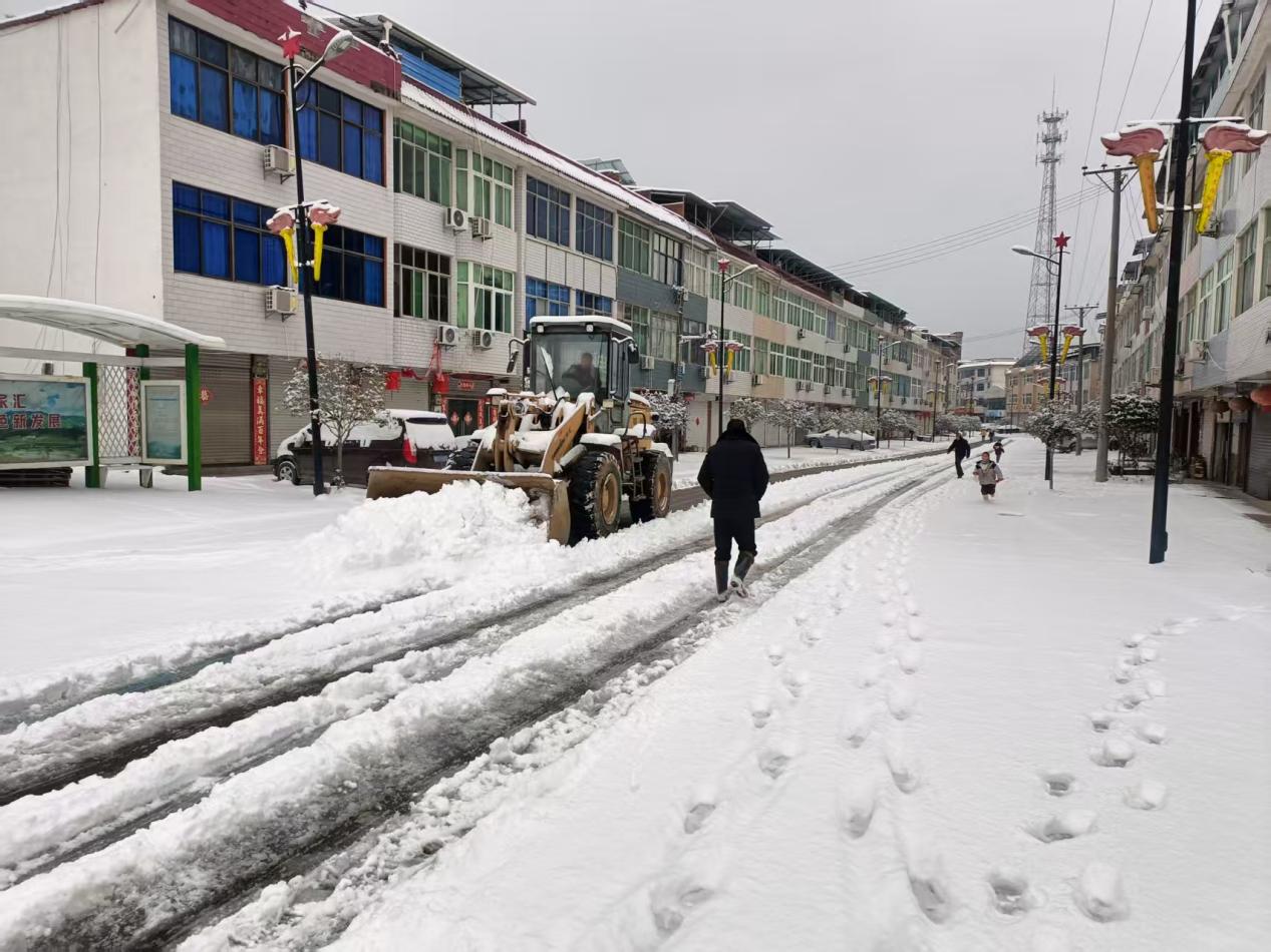 除去積雪保暢通。