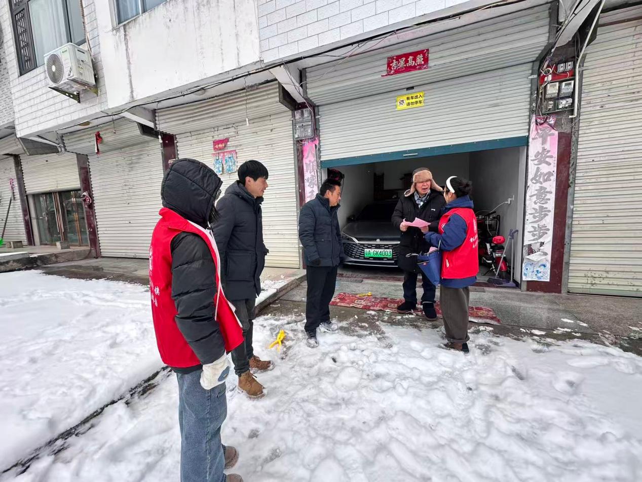 走訪慰問暖民心。