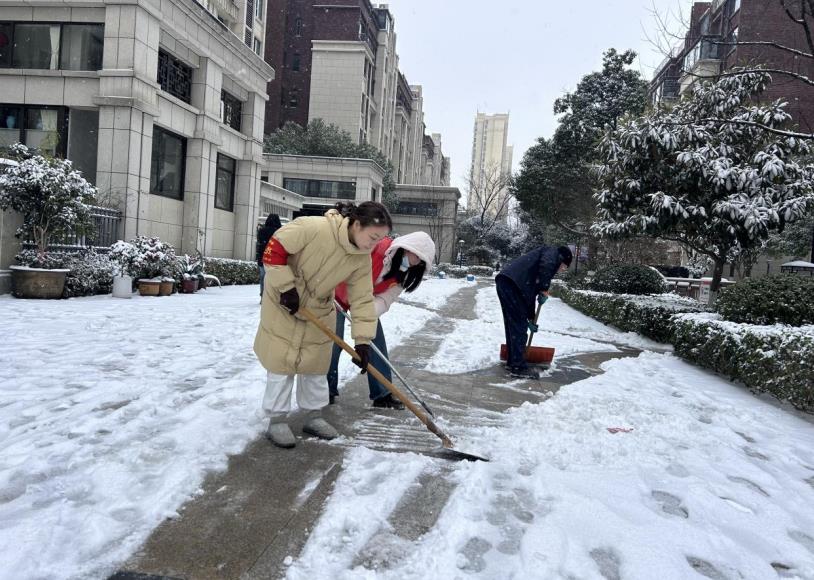 鏟雪除冰。