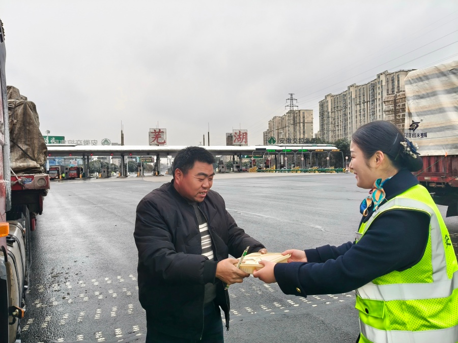 1月20日，芜湖中心芜湖收费站为因冰雪滞留的司乘人员送上热腾腾的饭菜。