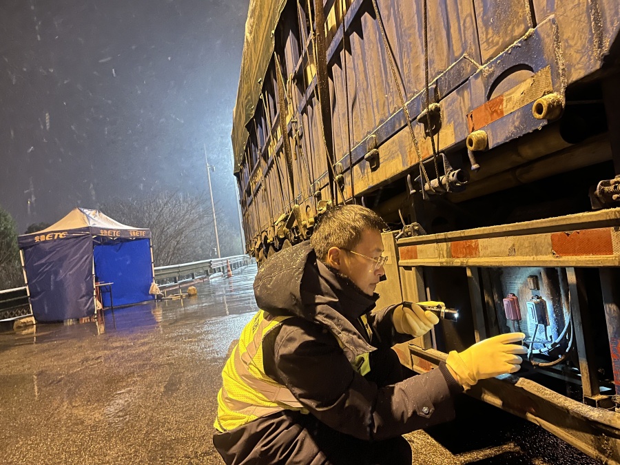 高界中心太湖站楚天一帮助驾驶员排查车辆故障。