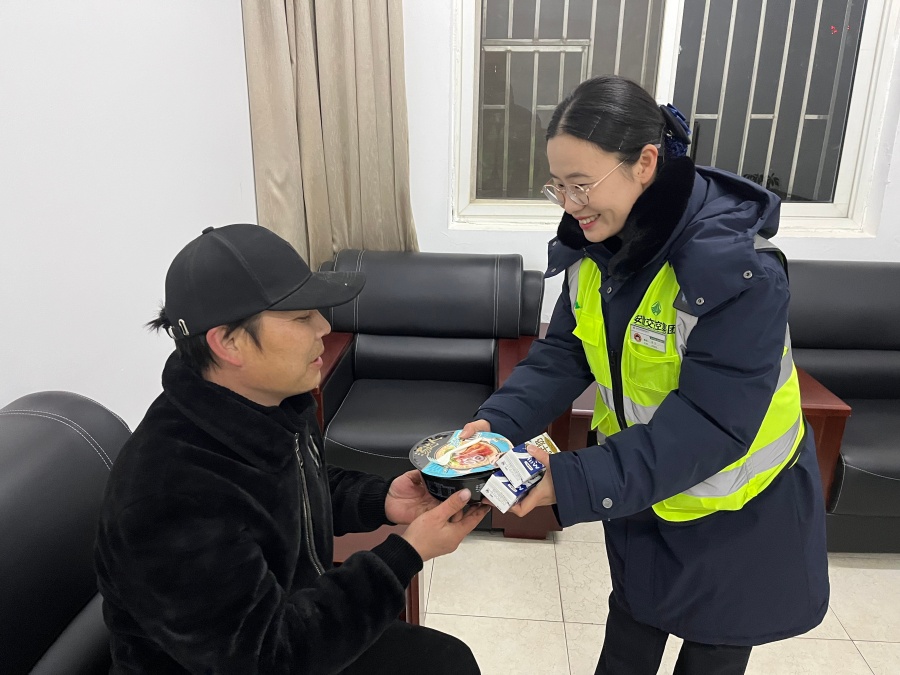 高界中心太湖站工作人员为司机端上热气腾腾的泡面和牛奶，驱散了周身的寒意。