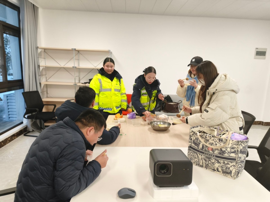 合芜中心陈瑶湖收费站积极为司乘提供稀饭、面条等相关便民服务。