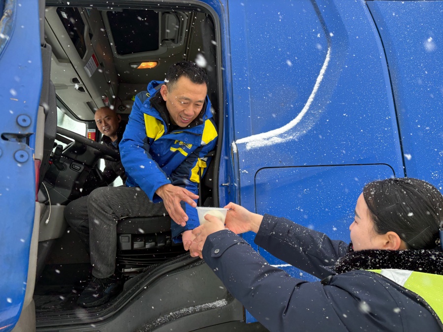 合芜中心槐林收费站给滞留道口的大货车司机送来温暖的早餐。
