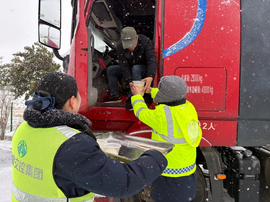 合芜中心槐林收费站给滞留道口的大货车司机送早餐。
