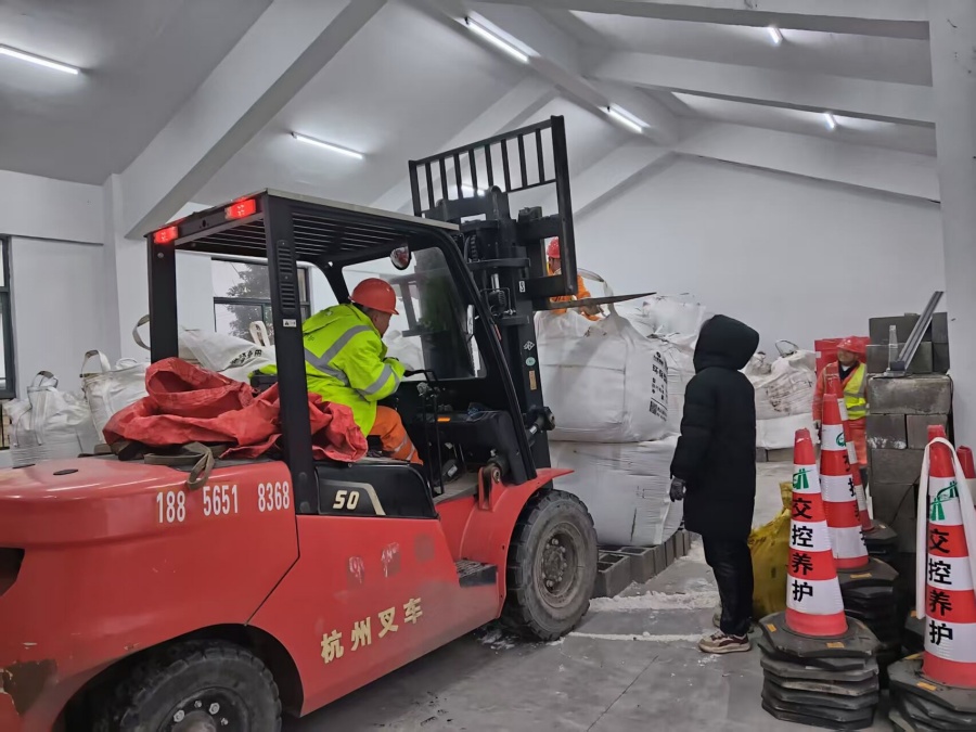 合芜中心严桥分中心快速装填融雪剂。