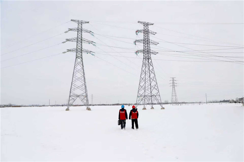 踏雪巡线保供电。