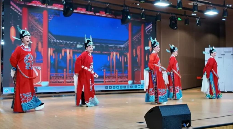 舞台上好戏连连。