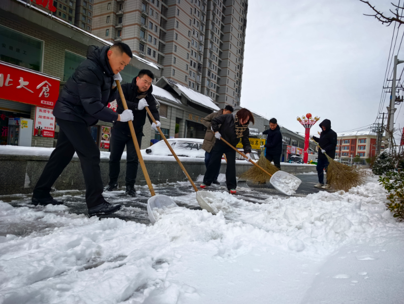 阜南千名志愿者下沉社区除雪破冰。