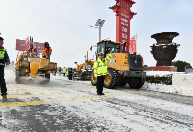 阜南千名志愿者下沉社区除雪破冰。