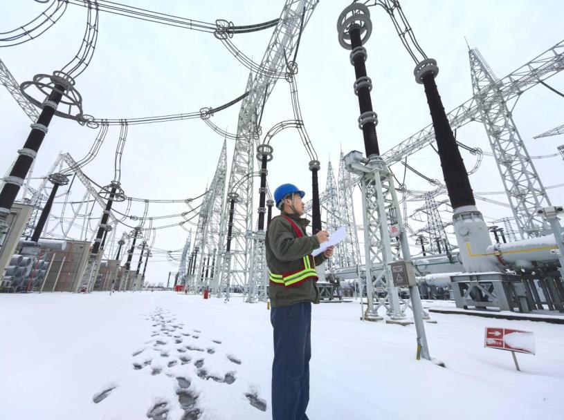 1月20日,在特高压淮南站,检修人员开展雨雪天气特巡。