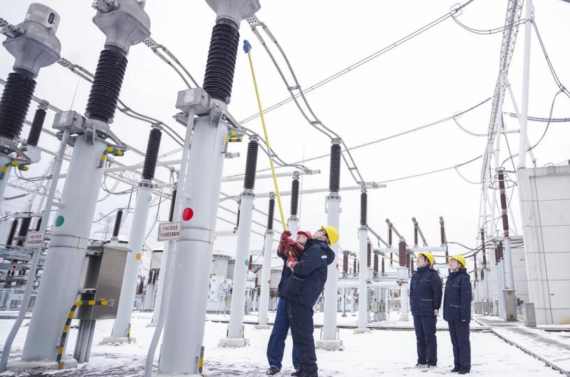 1月20日,在特高压芜湖站,运维人员开展除冰作业。