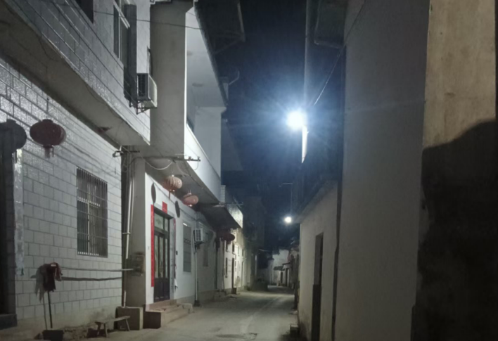 新安裝的路燈。