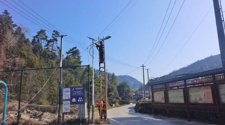 新安裝的路燈。