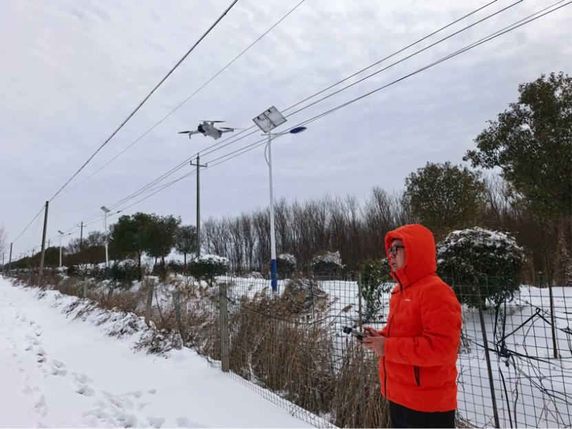 理赔员使用无人机查勘大棚情况。平安产险安徽分公司供图