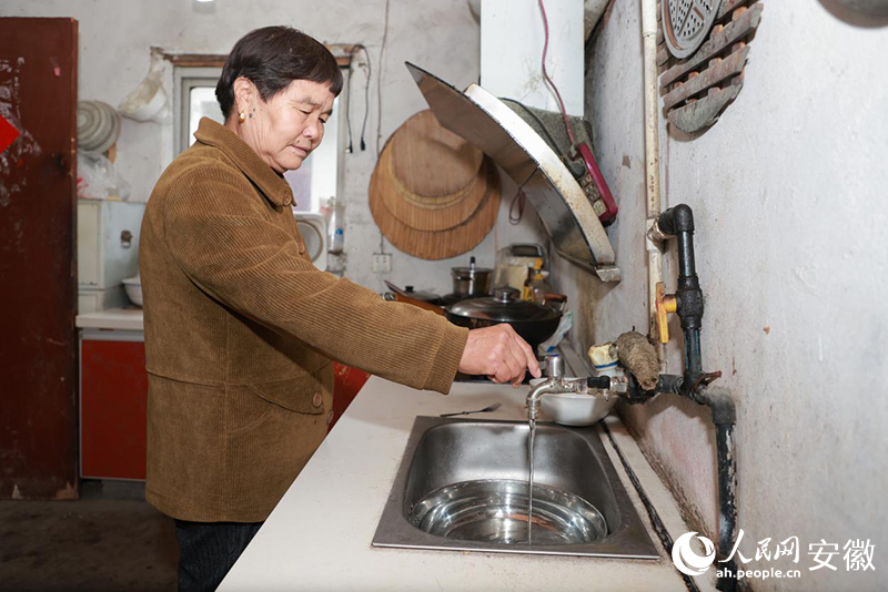 在阜陽市聞集鎮劉盆窯村，村民在家裡用上了長江水。人民網記者 王曉飛攝