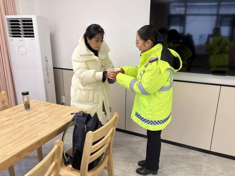凫峰站叶梦怡为滞留司机提供暖心服务。安徽交控集团黄山管理中心供图