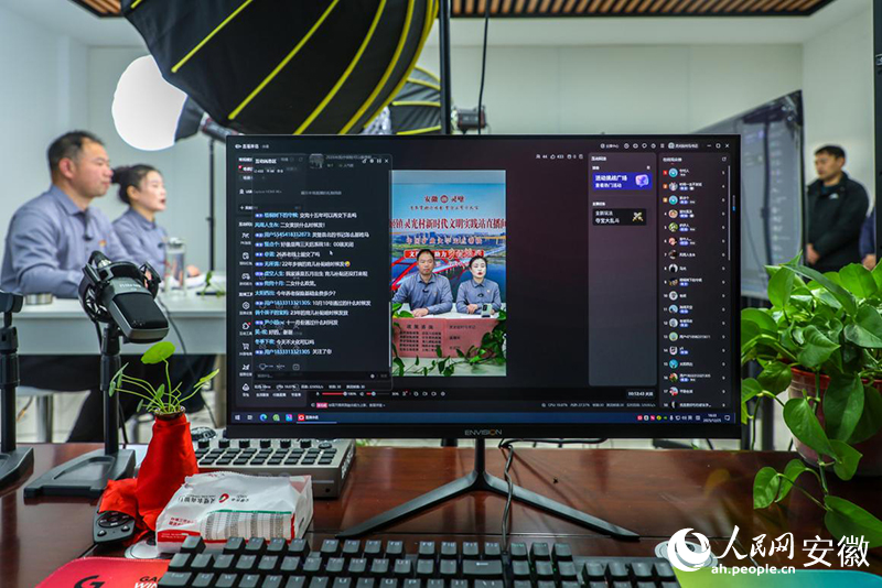 灵光村和美乡村直播间,村两委干部讲解政策。人民网记者 陶涛摄