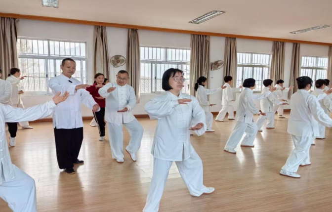 养生太极拳课堂教学。梅汤杉摄