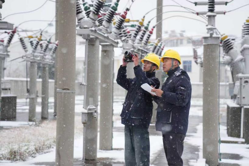 1月20日，国网滁州供电公司运维人员在天长市110千伏城南变电站开展巡视测温。金默涵摄