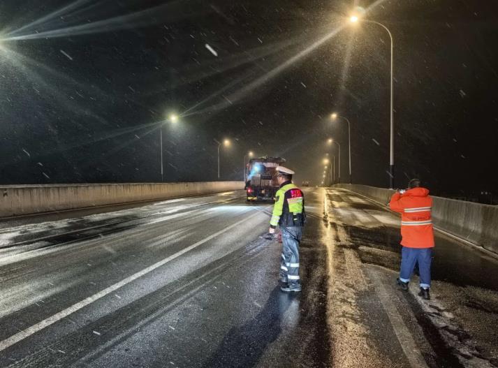 全警守护筑牢冬季出行安全网。