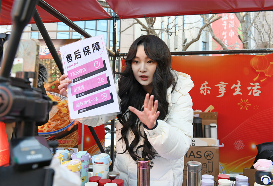 主播在2026“徽动消费”暨新春消费季活动现场通过线上介绍淮南特色产品。