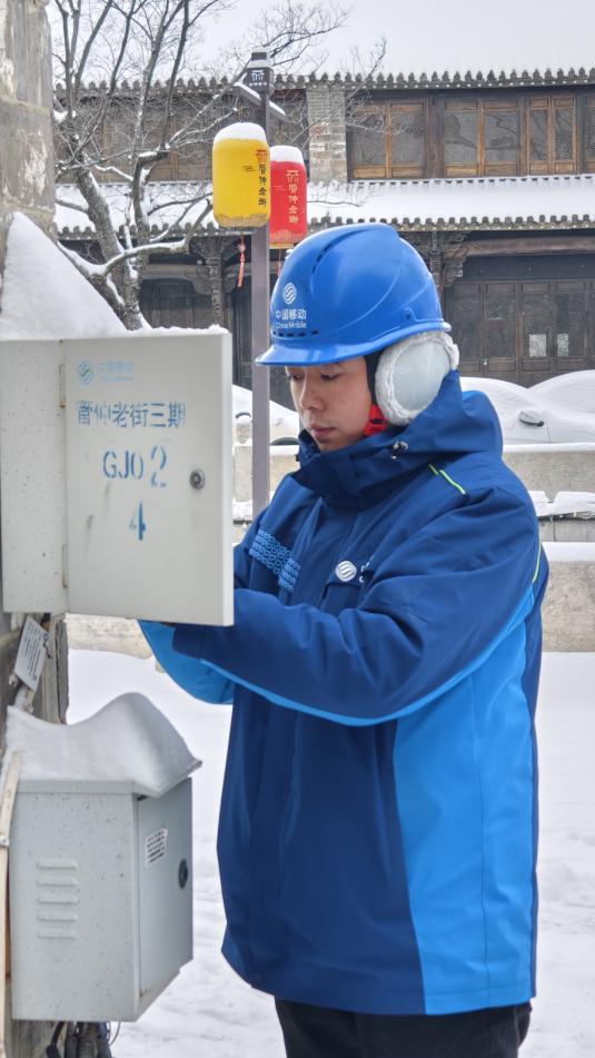 裝維人員在雪中檢修。安徽移動供圖