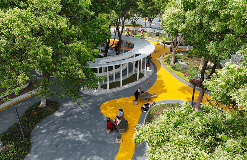 掩映在绿荫里的“口袋公园”。弋江区委宣传部供图