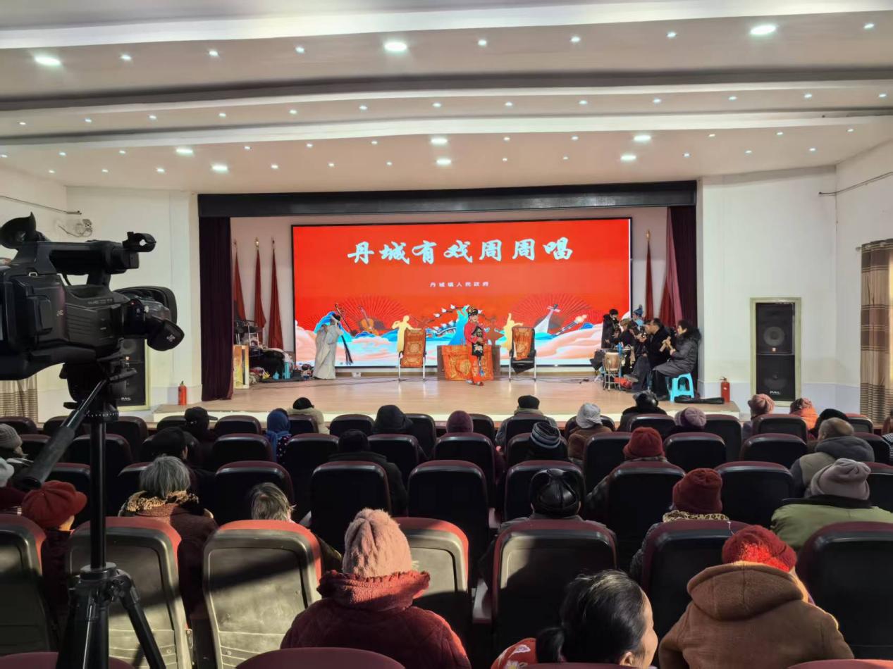 丹城镇新时代文明实践场所丹城大戏院，群众正在听戏。涡阳县丹城镇供图