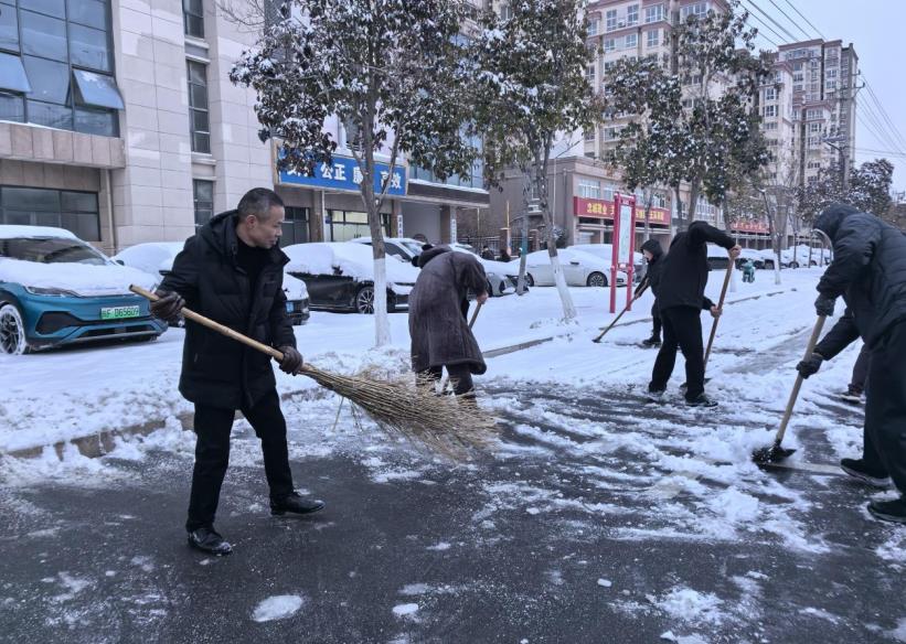 萧县县委宣传部全体人员在铲冰除雪。