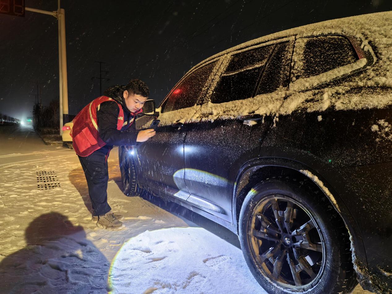 蚌埠理赔员曾维琪在查勘案件。