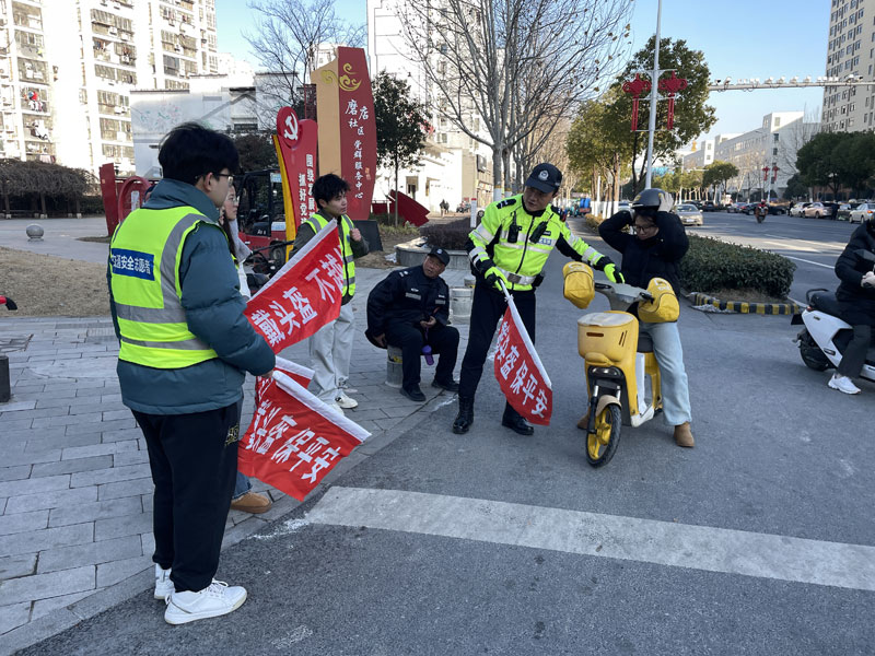 返乡大学生志愿者走上交通文明劝导岗。