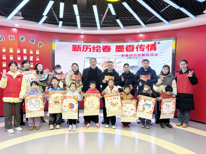 返乡大学生参与志愿服务活动。