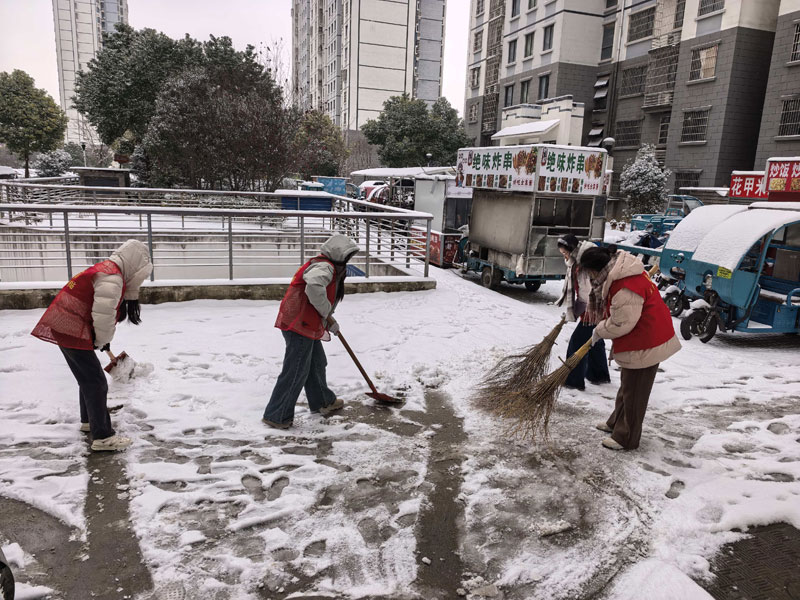 返乡大学生清扫积雪。