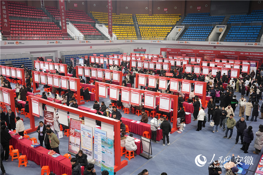 “春暖农民工”专场招聘会。人民网记者 王锐摄