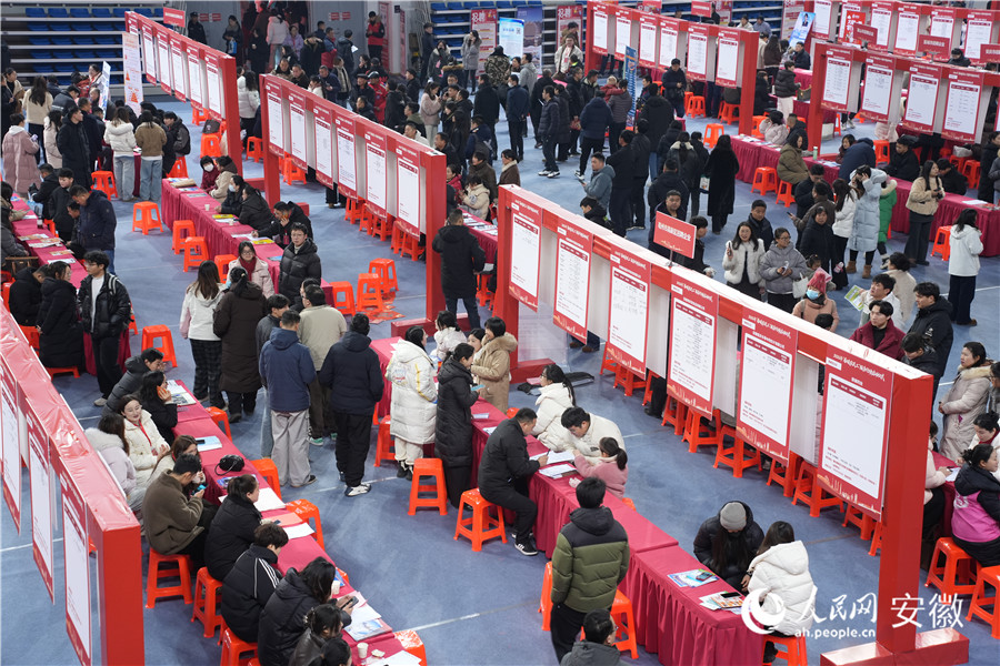 “春暖农民工”专场招聘会。人民网记者 王锐摄