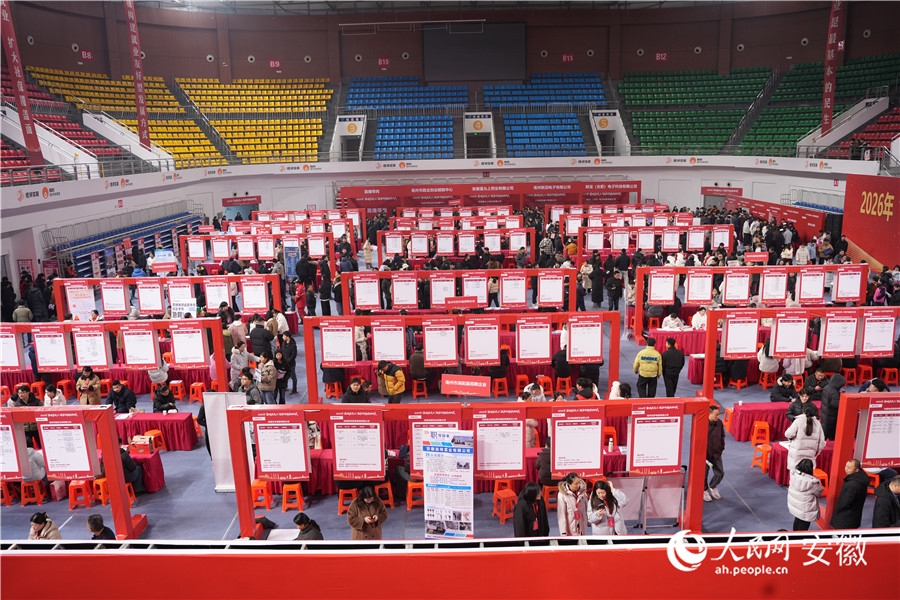 “春暖农民工”专场招聘会。人民网记者 王锐摄