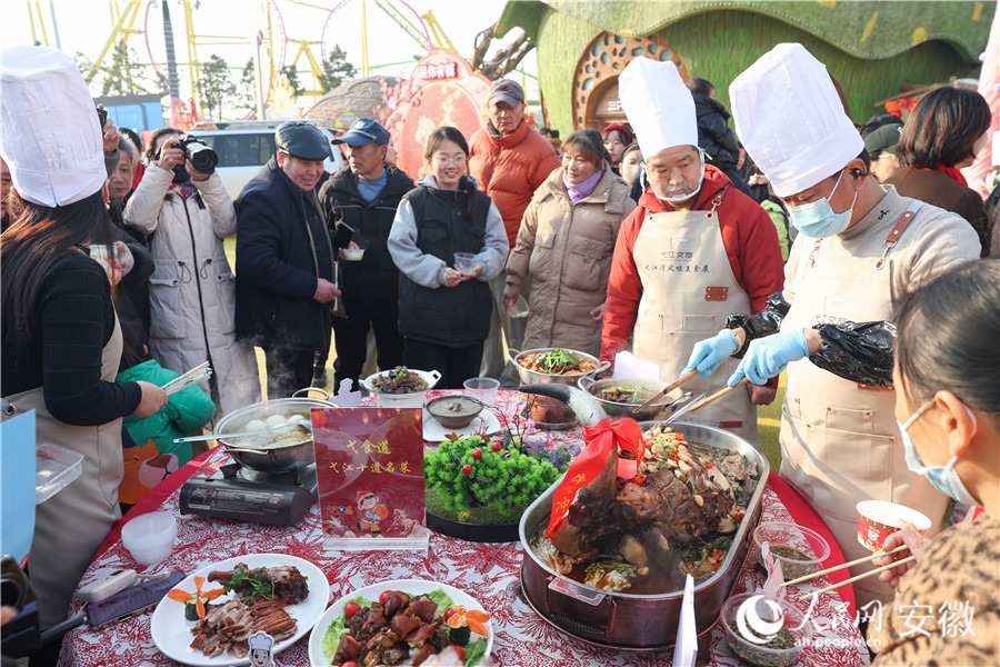 大江湾嘉年华上，市民品尝弋江十道名菜。人民网记者 张俊摄