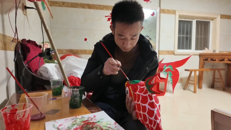 鱼灯制作中。