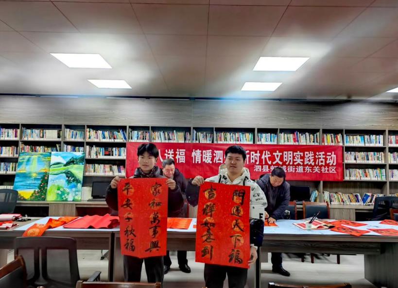 東關社區新時代文明實踐站，書法老師為群眾手寫春聯。王晨晨攝